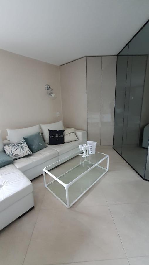 Maloves Magic's Apartment